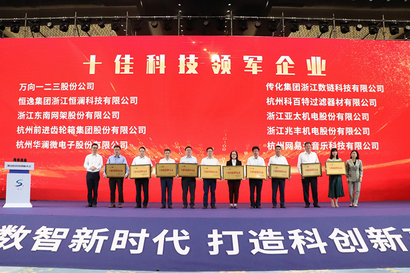 16232870699184663g1I.jpg 领奖照片.jpg